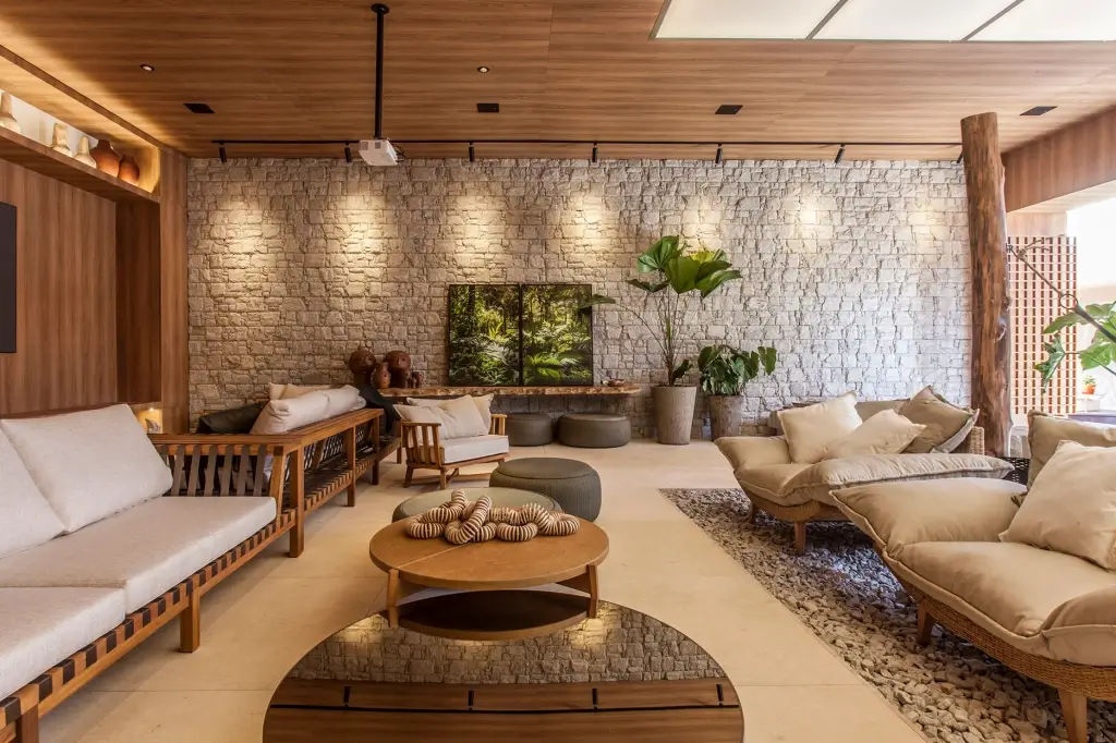 Parede de destaque revestida com Pedra Moledo rústica em sala de estar, projeto executado pela Construpedras em Belo Horizonte.